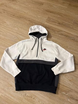 Sudadera Nike con bolsillo central tipo canguro 