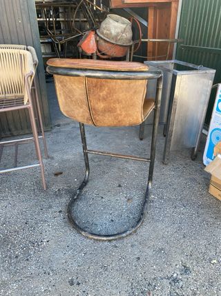 Sillón de cuero marrón y metal