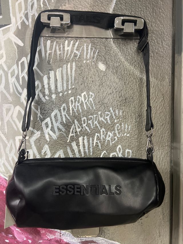 Mochila bandolera Essentials negra