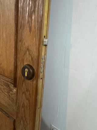 URGE!! Puerta de entrada blindada con marco!!