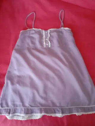 Camisola lilás com alcinhas e botões