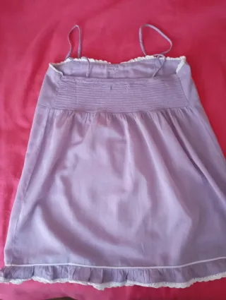 Camisola lilás com alcinhas e botões