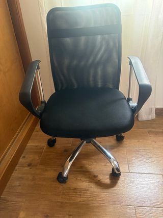 Silla de escritorio negra y plateada