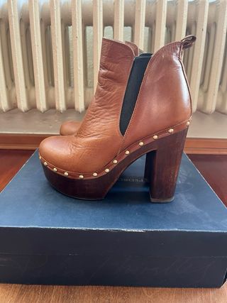 Botines Olé tacón plataforma tachuelas