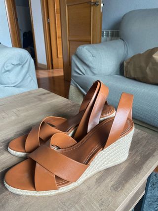 Sandalias cuña piel marrón