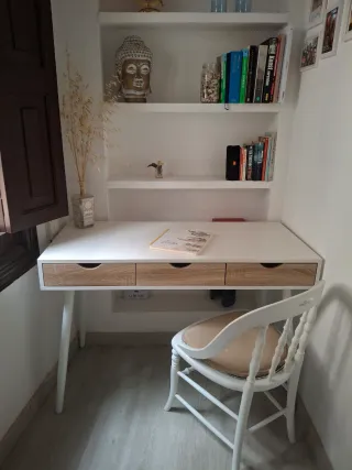 Escritorio blanco mate y madera con 3 cajones
