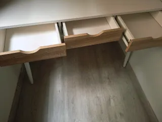 Escritorio blanco mate y madera con 3 cajones