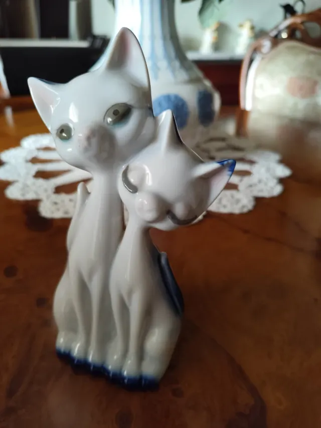 Figura decorativa de dos gatitos blancos
