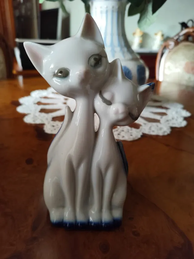 Figura decorativa de dos gatitos blancos