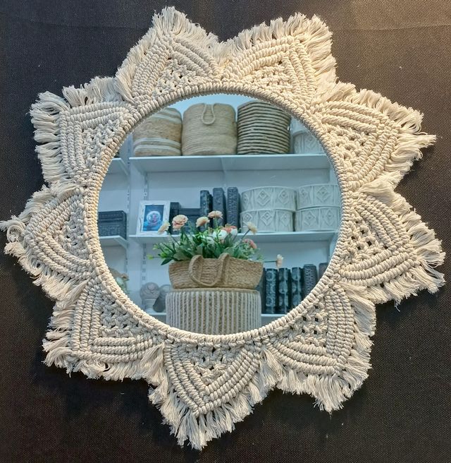 Specchio in macramè beige e bianco