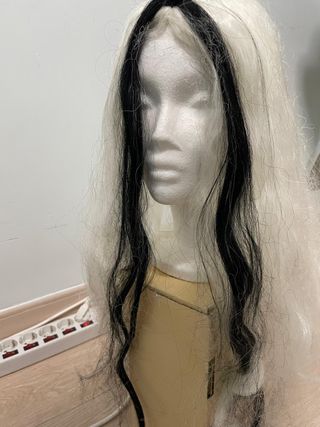 Peluca Brilla Oscuridad Blanco y Negro