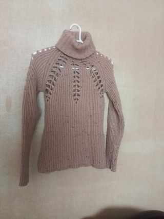 Jersey de cuello alto marrón con detalles