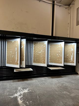 EXPOSITOR CORREDERO DE GRAN FORMATO CON ILUMINACIÓ