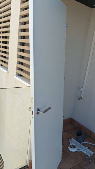 Puerta blanca nueva