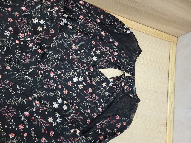 Blusa Bershka floral negra