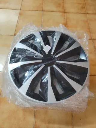 Tapacubos de rueda plateados y negros