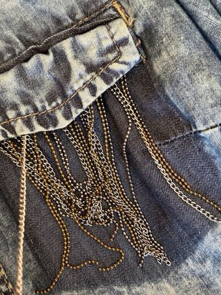 Camisa vaquera desgastada con detalles