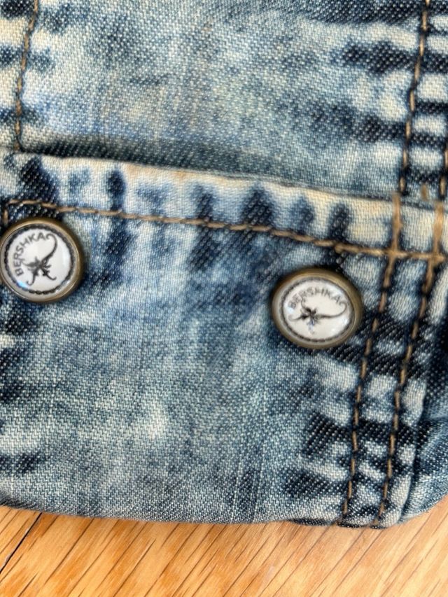 Camisa vaquera desgastada con detalles