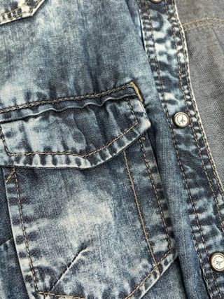 Camisa vaquera desgastada con detalles