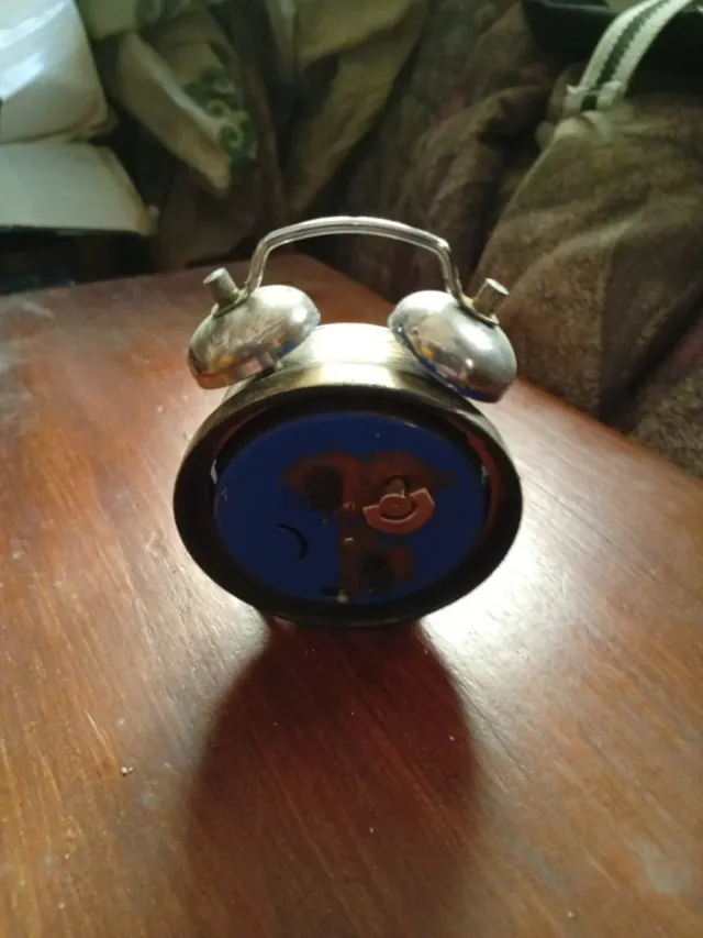 Reloj despertador antiguo pequeño