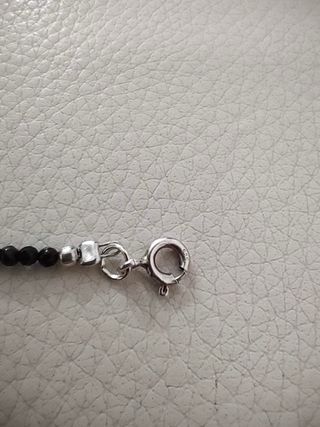 Pulsera con pequeñas piedras brillantes de cuarzo