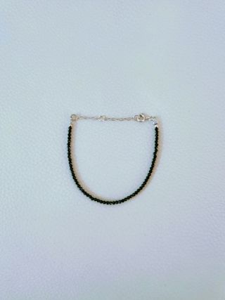 Pulsera con pequeñas piedras brillantes de cuarzo