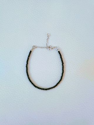 Pulsera con pequeñas piedras brillantes de cuarzo