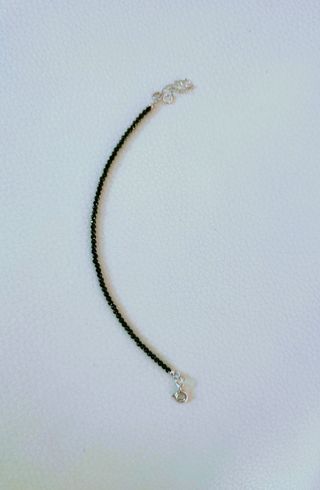 Pulsera con pequeñas piedras brillantes de cuarzo