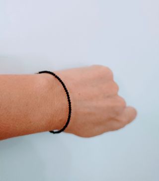 Pulsera con pequeñas piedras brillantes de cuarzo