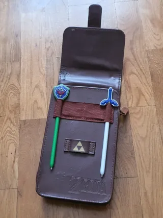 Funda Nintendo 3DS Zelda Marrón con palillos