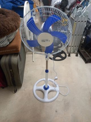 Ventilador de pie azul y blanco