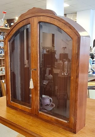 Vitrina de madera de castaño con llave