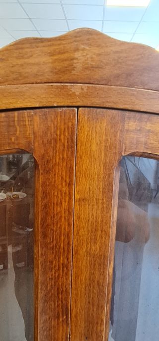 Vitrina de madera de castaño con llave