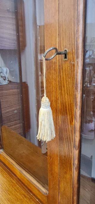 Vitrina de madera de castaño con llave