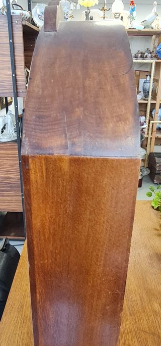 Vitrina de madera de castaño con llave