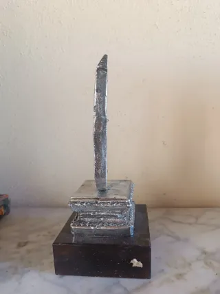 Guitarra Plata Metalizada con Base Madera