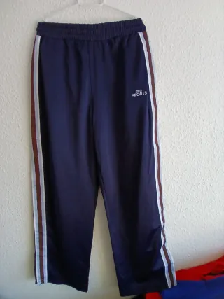 Pantalón deportivo azul con rayas laterales