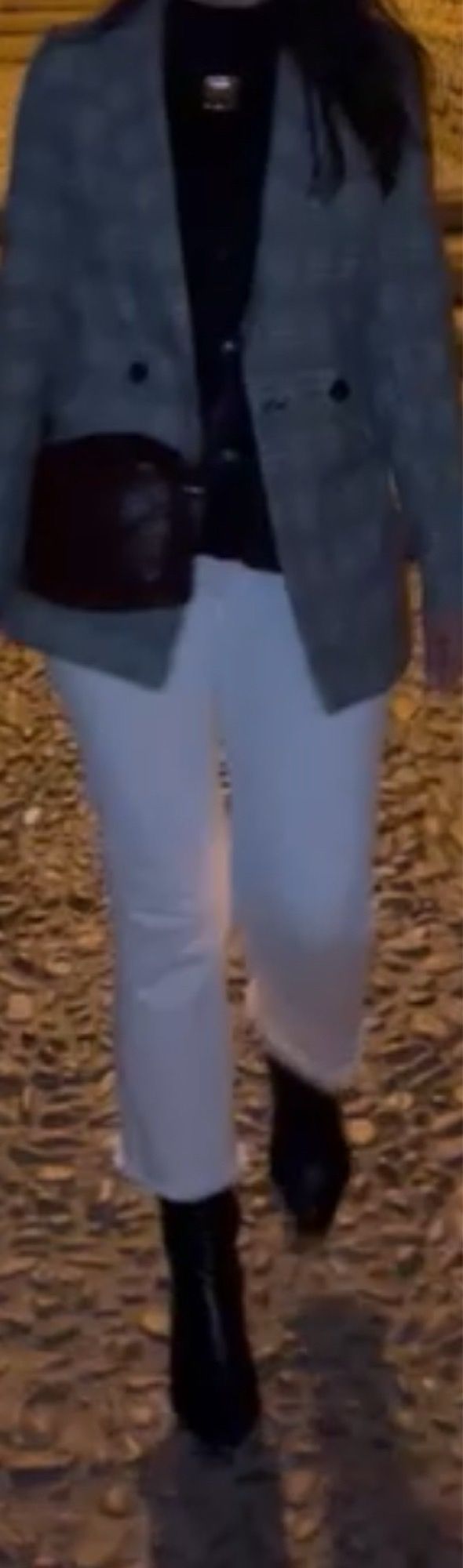 Vaquero blanco con bajo deshilachado de Zara