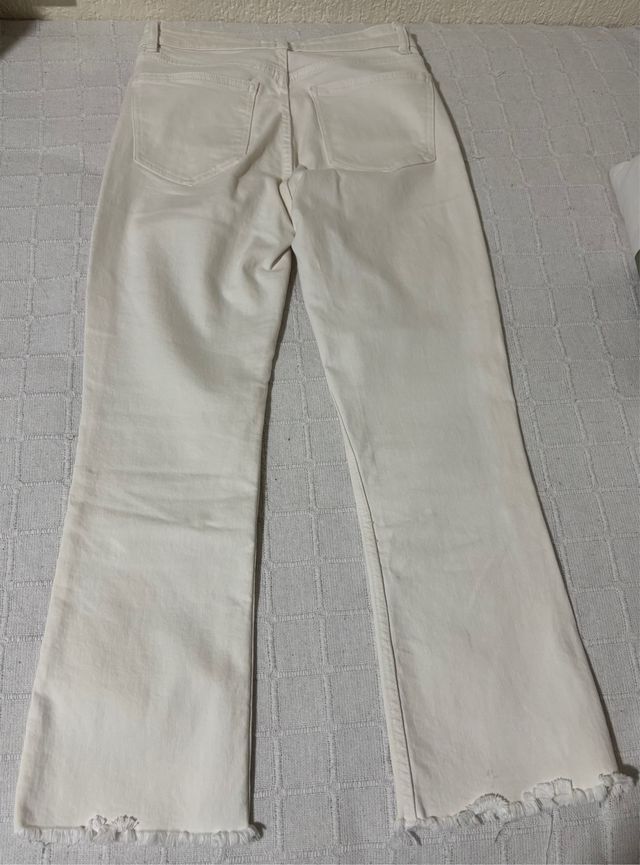 Vaquero blanco con bajo deshilachado de Zara