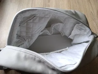 Bolso de viaje para bebé gris con lazo