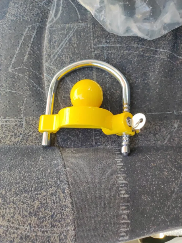 Candado de remolque amarillo