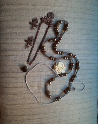 Bisutería antigua y pendientes de cobre y perlas