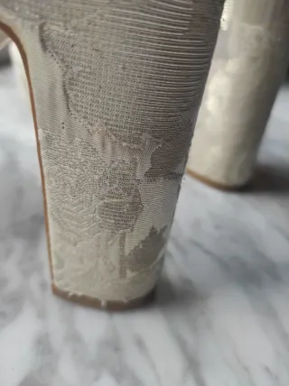 Tacones de fiesta dorados con motivos florales