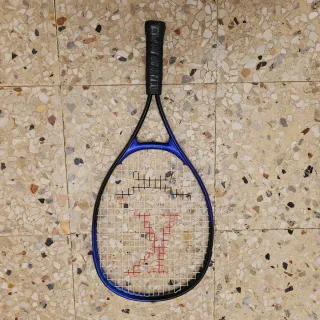 Raqueta de tenis azul