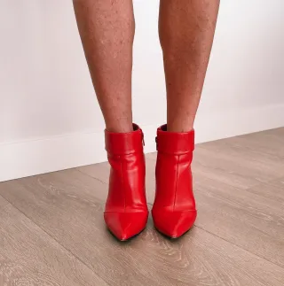 Botín tacón rojo talla 37. REGALO pañuelo rojo