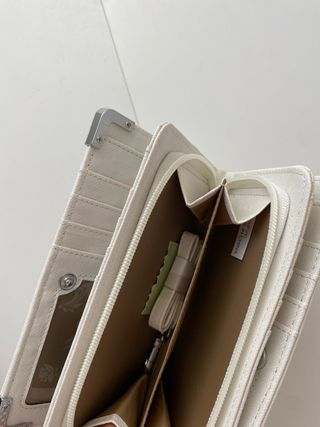 Cartera Guess Blanca con Detalles Plateados