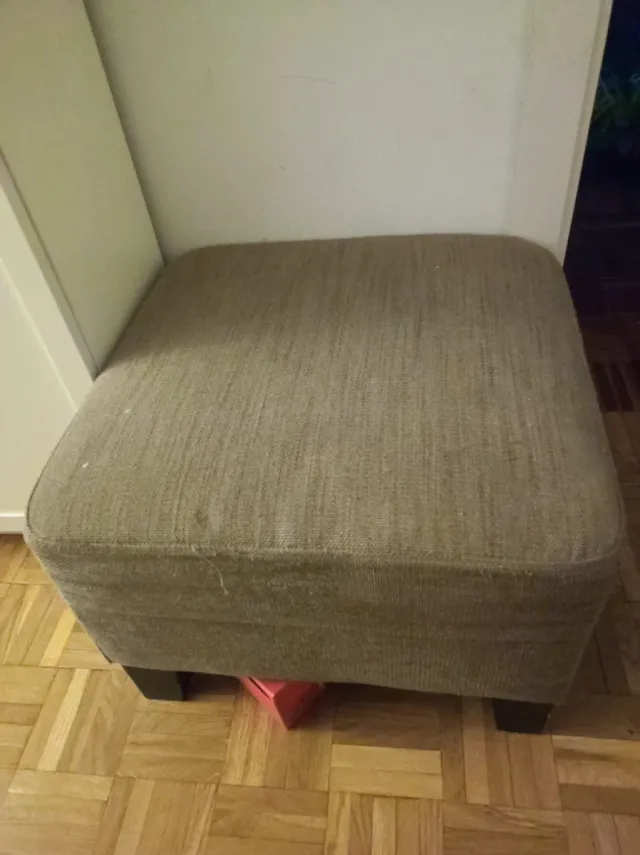 Poggiapiedi imbottito in tessuto e legno