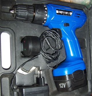 Taladro Atornillador batería 12v. Maletín.