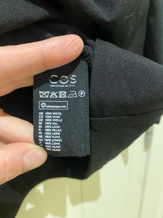 Blusa COS negra con volantes