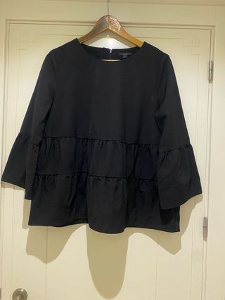 Blusa COS negra con volantes
